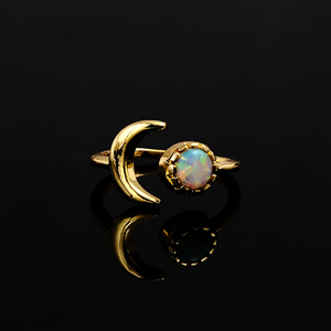 Anillo Celestial de Ópalo Etíope Natural con Forma de Luna Creciente - Anillo Ajustable Hecho a Mano - Joyería Chapada en Oro que No se Deslustra - Product Image 1