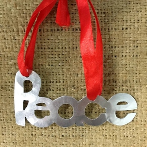 Adorno Colgante Metálico con la Palabra Paz, Acabado Plateado y Lazo Rojo, Pieza Decorativa Perfecta para Navidad - Product Image 5