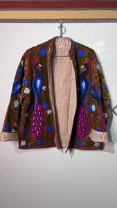 Chaqueta Suzani de Terciopelo Bordada a Mano con Diseño de Aves Indias, Estilo Boho, Chaqueta Suzani de Terciopelo con Diseño de Pavo Real Bordado - Product Image 5