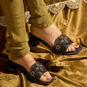 Sandales à talons pour femmes, tendance mode, en satin noir et or imprimé, ornées de perles, faites à la main, antidérapantes, confortables et glamour, toutes saisons - Product Image 3