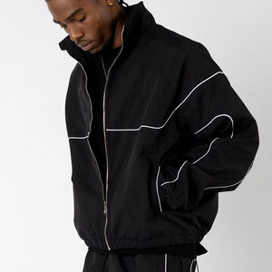 Conjunto de Chaqueta Cortavientos y Pantalones de Nylon Personalizados OEM, Estilo Urbano con Logotipo Bordado, Conjunto de Nylon de Verano - Product Image 3