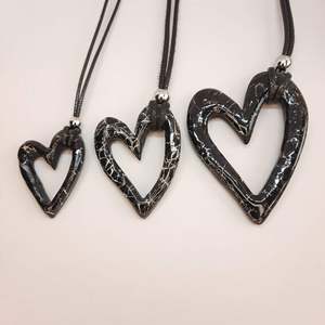 Collier ajustable en résine acrylique noire fait main de luxe, en forme de cœur, minimaliste, romantique, cadeau pour femme - Product Image 4