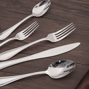 Couverts élégants en acier inoxydable gravé : Argenterie avec manches en métal orné effet miroir - Product Image 5