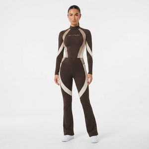 Ensemble de vêtements de sport pour femmes, haut court à manches longues en couleur crème marron, leggings évasés, deux pièces - Product Image 4