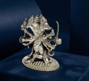 Artisanat métallique moderne en argent oxydé plaqué 999 de Jaipur Metals, représentant Hanuman assis (Panchmukhi) |   100% Laiton |   Durable |   Utilisation de la table | - Product Image 4