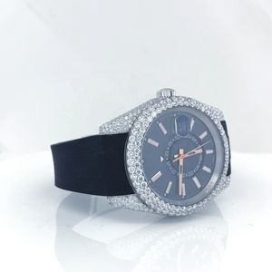 Montre personnalisée avec cadran noir époustouflant, demi-sertie de diamants Moissanite ronds, cadran et chiffres classiques avec date, dotée de diamants - Product Image 2