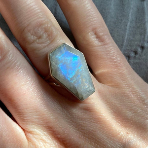 Bague en forme de cercueil en pierre de lune, argent sterling 925, bijoux en pierres précieuses faits à la main - Product Image 1