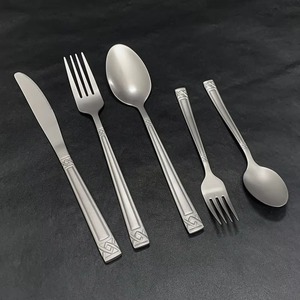 ชุดช้อนส้อมสแตนเลสคุณภาพเยี่ยมพร้อมดีไซน์สีเงินสุดพิเศษ เพิ่มความสะดวกในการรับประทานอาหารด้วยการออกแบบที่ใช้งานได้จริง - Product Image 3