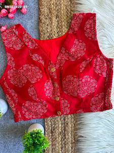 Blusa de Algodón Ajrakh de Primera Calidad con Estampado Ajrakh, Elástico Lateral, Cuello en V, Sin Mangas y Botones Delanteros, Exportador de Moda Femenina - Product Image 5