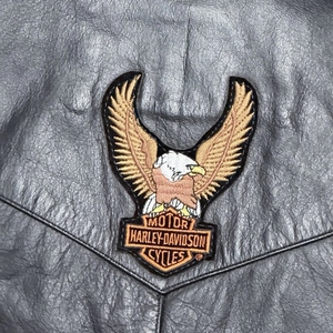Gilet de motard en cuir véritable pour homme avec côtés à lacets, fermeture boutonnée, plusieurs poches et patch brodé d'aigle au dos - Product Image 3