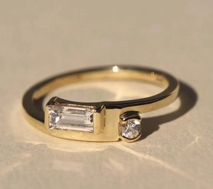 Bague de fiançailles Unique Diamond Dylan avec diamants baguette et ronds coupés latéralement, alliance minimaliste, cadeau pour les mariées - Product Image 1