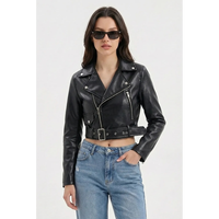 Veste de motard courte noire pour femme, également appelée veste moto courte, avec fermetures éclair argentées et boutons pression.