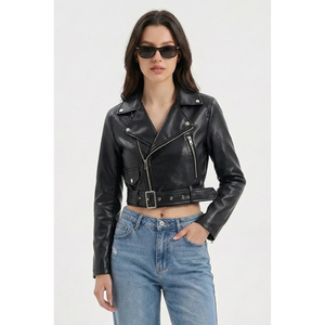 Chaqueta corta negra para mujer, también llamada chaqueta de motociclista, con cremalleras plateadas y botones a presión. - Product Image 3