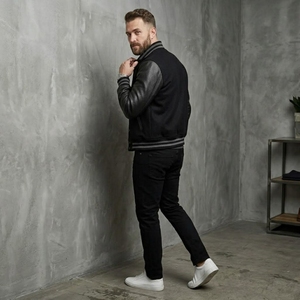 Veste universitaire noire personnalisable pour homme, corps en laine, manches en laine, col montant, logo sur le devant, fermeture à boutons, vêtement décontracté pour l'hiver - Product Image 5