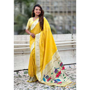 Sari de Seda Paithani Amarillo Pastel Elite Weaves con Diseño de Pavo Real y Loto Tejido con Zari, Prenda Tradicional para Fiestas, Sin Arrugas - Product Image 1