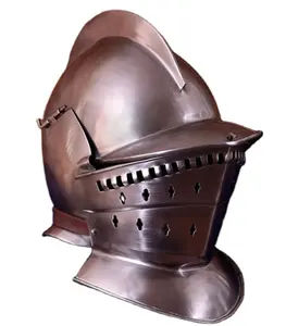 Casco de armadura medieval Burgonet, con acentos de latón y color dorado - Product Image 1