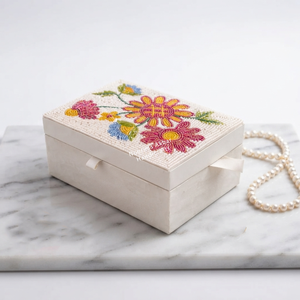 Boîte à bijoux florale blanche perlée, faite à la main en MDF, doublée de velours, étui de rangement pour bagues, vente en gros directe usine - Product Image 1