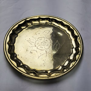 Plat de service rond en laiton gravé à la main avec bord festonné – Plateau floral gravé doré vintage - Product Image 3