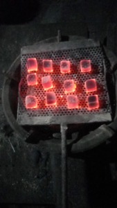 Choisissez du charbon de bois en briquettes indonésien de qualité supérieure pour sublimer votre expérience barbecue ou chicha. - Product Image 2
