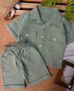 Conjunto coordinado de algodón muselina orgánico premium para niños, camisa y pantalones cortos de doble gasa en verde salvia. - Product Image 1