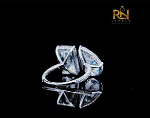 แหวนเพชรทรงลูกแพร์ Radiant Diamond แบบ Lab Grown รุ่น Toi Et Moi ประดับเพชรแบบ Hidden Halo Pave Band ทองคำแท้ 9K/14K/18K เครื่องประดับหรูหราสำหรับทุกเพศ - Product Image 6