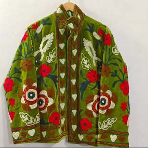 Chaqueta de terciopelo verde con bordado floral, cuello mandarín, manga larga, abrigo informal cálido de invierno, hecho a mano con patrón de corazones - Product Image 1