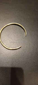 กำไลข้อมือทองเหลืองทำมือ Regal Radiance ปรับขนาดได้ เพื่อความหรูหราเหนือกาลเวลาและความสง่างามทันสมัย - Product Image 2