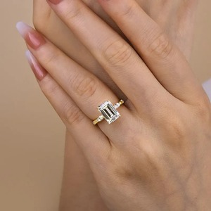 Bague de fiançailles solitaire en or jaune massif 14 carats avec diamant de laboratoire taille émeraude 2,50 carats de qualité supérieure, VS+, certifié IGI, accent flottant - Product Image 5