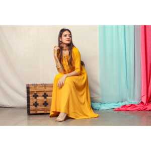 Vestido hecho a mano con diseño de Gotta en amarillo cúrcuma, cuello en V, estilo cruzado y lazo, talla XS con cintura natural. - Product Image 4