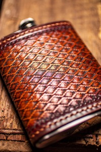 กระติกน้ำหนังหุ้มลายสาน ดีไซน์ทันสมัย สำหรับใส่เหล้าวิสกี้ พกพาสะดวก เหมาะสำหรับการเดินทางและเป็นของขวัญ นำเข้าจากอินเดีย - Product Image 6