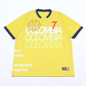 Camiseta deportiva con cuello en V y logo impreso por sublimación personalizada - Camiseta gráfica de alta calidad para hombre, 100% poliéster - Product Image 1