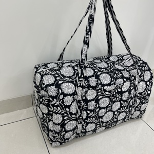 Sac de voyage matelassé noir à motifs floraux pour femmes, sac de week-end en coton fait main avec bandoulière, sac de sport léger et vintage tendance - Product Image 3