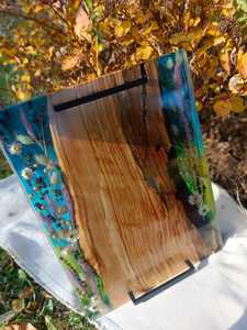 Plateau de service artisanal en époxy et bois avec motif floral, plateau à charcuterie personnalisé en bois d'olivier et résine avec fleurs sauvages - Product Image 3