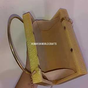 Pochette élégante en résine dorée avec détails floraux en métal et poignée supérieure, fabriquée à la main pour mariages et soirées. - Product Image 3