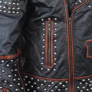 Veste de motard en cuir de vachette de qualité supérieure, fabriquée sur mesure par une usine OEM, avec clous et pointes punk, style streetwear. - Product Image 3