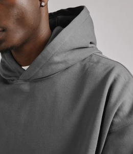 Sweat-shirt unisexe tendance en coton uni coupe classique avec logo personnalisé sur le devant, respirant, écologique et poches, idéal pour le streetwear hivernal - Product Image 2
