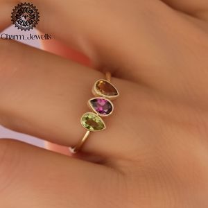 แหวนหมั้นเพชรโมอิสซาไนต์ทรงคุชชั่นชุบทอง 22k จาก Charm_Jewells ตัวเรือนแบบหนามเตย รับรองโดย IGI น้ำหนัก 3 กรัม สไตล์คลาสสิกสำหรับทั้งชายและหญิง - Product Image 3