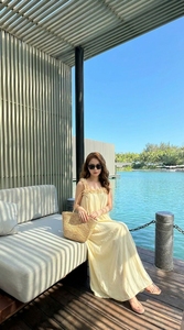 เดรสยาวลายดอกไม้ สายเดี่ยว แขนกุด สำหรับผู้หญิง สไตล์ลำลอง เหมาะสำหรับวันหยุด ผลิตในเวียดนาม รับผลิตตามแบบ OEM - Product Image 2