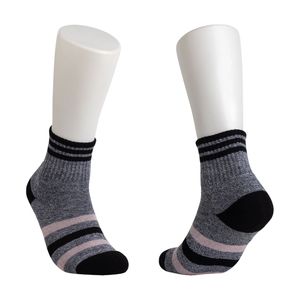 Chaussettes de sport grises à rayures roses et noires, avec talon rembourré, pour la course, performance, évacuation de l'humidité - Product Image 1