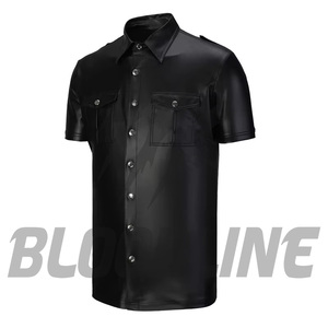 เสื้อเชิ้ตแขนสั้นลำลองผู้ชายสีดำ หนัง PU หนังเทียม ปกคอเสื้อแบบพับได้ สไตล์นักขี่มอเตอร์ไซค์ สีพื้น หนัง PU คุณภาพพรีเมียม - Product Image 1