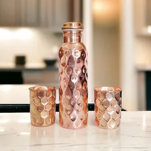 Bouteille d'eau en cuivre pur de designer avec finition gaufrée diamant pour une eau détoxifiante, un style de vie sain, le sport, la remise en forme et le yoga - Product Image 1