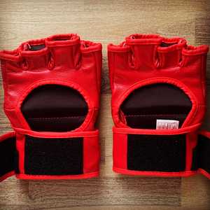 Gants de MMA UFC Freedom 250 en cuir PU rouge, demi-doigts, pour adultes, entraînement d'arts martiaux, logo personnalisé - Product Image 5