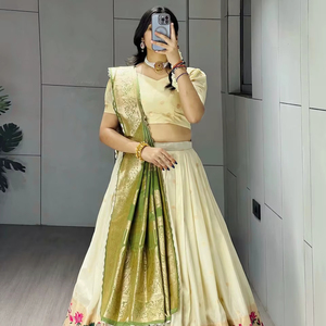 Ensemble de lehenga Paithani haut de gamme avec bordure florale en zari et dupatta en satin de créateur – Idéal pour les mariages et les fêtes - Product Image 1