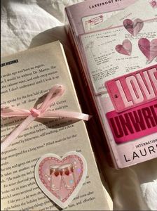 Libro de bolsillo Love Unwritten de Lauren Asher, la autora de la serie Dreamland Billionaires, éxito de ventas de The Sunday Times. - Product Image 5