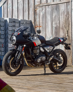 Moto TRIUMPH "THRUXTON 400" avec finition jaune et noire, échappement double et pare-brise, vitesse maximale supérieure à 80 km/h - Product Image 1