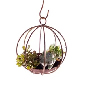 Maceta colgante moderna de metal con marco circular y base de madera para plantas verdes de interior. - Product Image 3