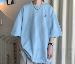 เสื้อยืดโอเวอร์ไซส์สีดำสำหรับผู้ชาย แขนสั้น คอกลม สไตล์สตรีท พิมพ์ลาย ผ้าคอตตอนเจอร์ซีย์ ระบายอากาศได้ดี ลายเรียบ โลโก้ด้านหน้า - Product Image 4