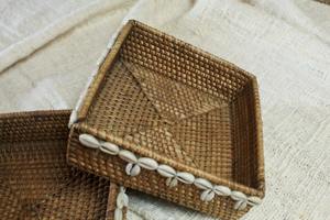 Ensemble de deux plateaux carrés en rotin avec détails perlés, idéal pour la présentation de cadeaux, les plateaux de bienvenue ou les occasions festives. - Product Image 6