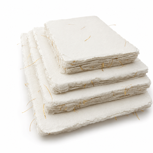 Hojas de Papel Hechas a Mano con Borde Decorativo y Fibras Metálicas Doradas para Manualidades, Invitaciones y Empaquetado - Product Image 1