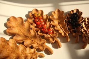 Assiettes en bois en forme de feuille, faites à la main, design rustique, pour servir des desserts, des fruits secs et des collations légères, avec une esthétique naturelle. - Product Image 5